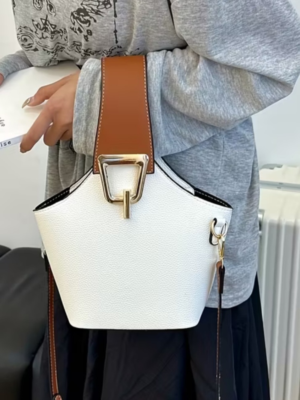 MONACO Bucket Bag - Picture 4 of 6